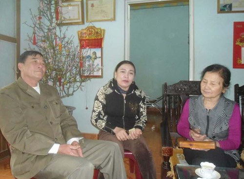 Bà Nguyễn Thị Kim Môn (bên phải) cùng các bạn diễn chèo trong CLB Dân ca người cao tuổi thị xã Đông Triều.